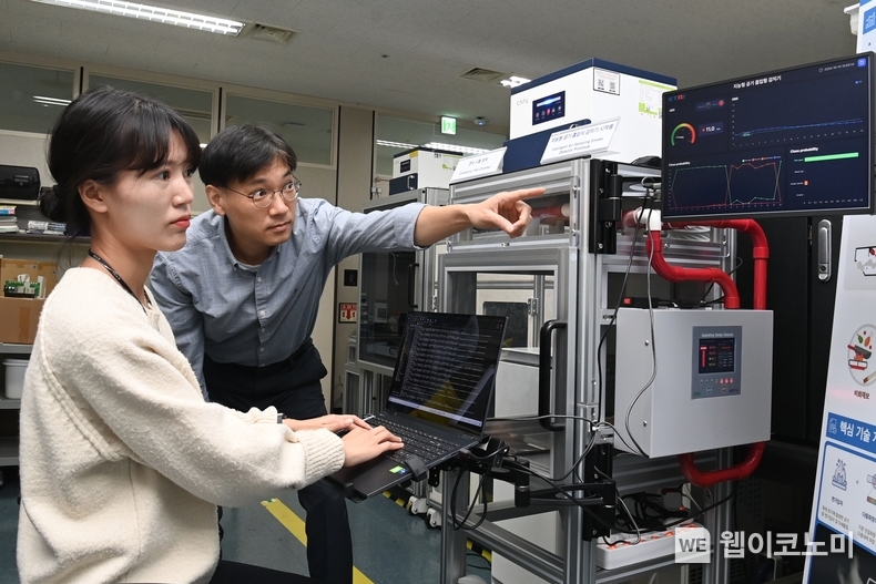 ETRI 연구진이 오경보 방지 AI 화재 센서 기술이 적용된 시제품을 시험하는 모습. / 2024.10.31 (출처: ETRI)