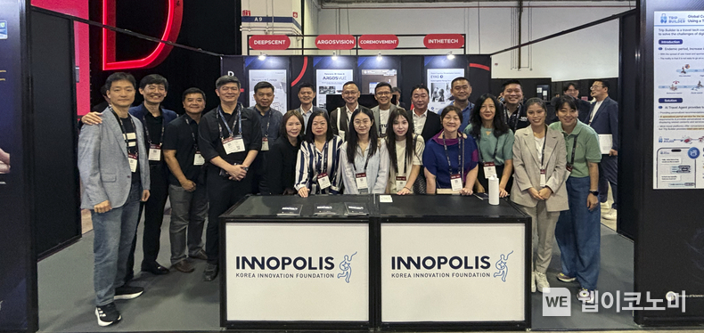 INNOPOLIS 공동관에 SWITCH ambassador와 해외 투자사 바이어들이 방문하여 단체사진을 촬영하고 있다. ((왼쪽 첫 번째) 박후근 특구재단 글로벌기술사업화 팀장, (왼쪽 두 번쨰) Edward Tay SGTech Honoray Tresurer 겸 SWITCH 앰베서더, (왼쪽 네 번째) Eric LOH Yen Khoon G-element CEO, (우측 7번째) 손수창 특구재단 사업총괄본부장)) / 2024.10.31 (출처: 연구개발특구진흥재단)