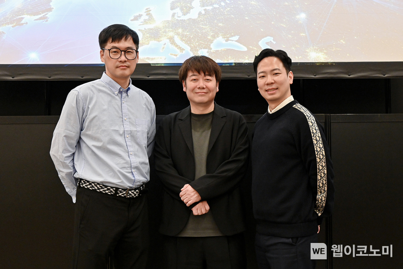 (왼쪽부터) 황재헌 카카오엔터테인먼트 IP 사업팀 치프매니저, 이시이코지 주식회사 후지테레비 편성총국 비즈니스추진국장, 박태원 플레이리스트 대표이사. / 2024.11.01 (출처: 카카오엔터테인먼트)
