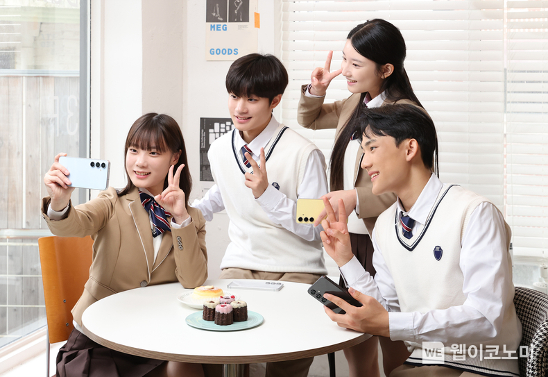 삼성전자 모델들이 '갤럭시 S24 FE'로 셀피를 촬영하는 모습. / 2024.11.01 (출처: 삼성전자)