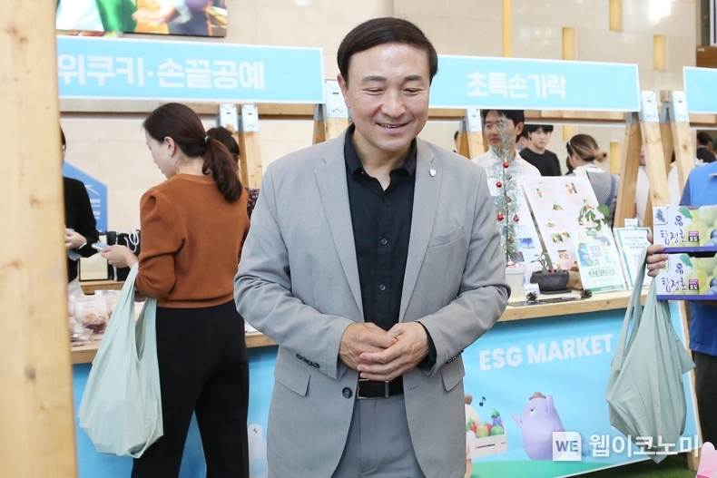 신한카드(사장 문동권)는 10월 31일 을지로 신한카드 본사에서 사회적협동조합, 비영리기관, 친환경 제품 업체, 1사1촌 결연마을의 상품을 소개하고 판매하는 ESG 마켓을 개최했다고 1일 밝혔다. 문동권 신한카드 사장이 행사에 참석해 물품을 구매하고 있다. / 2024.11.01 (출처: 신한카드)