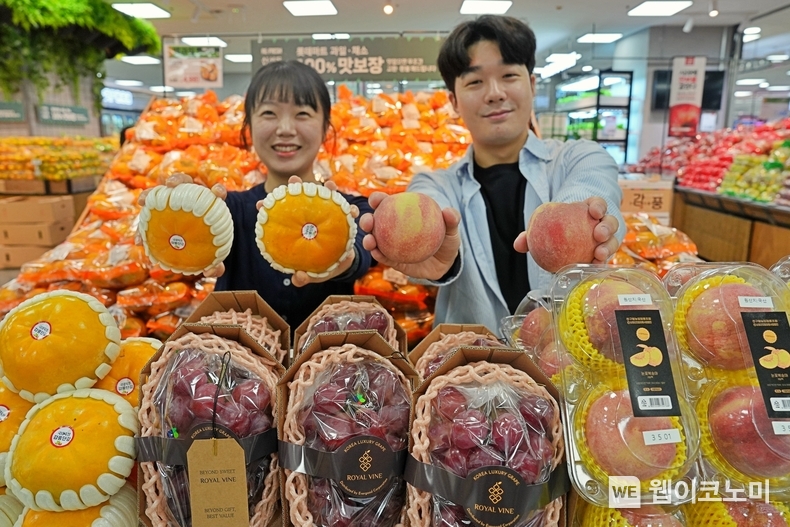 제타플렉스 잠실점 과일매장에서 고당도 신품종 과일을 홍보하고 있는 과일MD(상품기획자)들 / 2024.11.04 (출처: 롯데쇼핑)