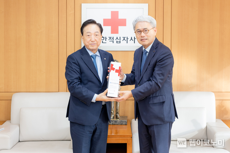 윤희성 행장이 5일 오전 중구 대한적십자사 본사에서 열린 '레드크로스 아너스기업 30억 클럽 가입식'에 참석해 김철수 대한적십자사 회장과 양 기관 간 협력에 대해 논의했다. (사진 왼쪽 김철수 대한적십자사 회장, 오른쪽 윤희성 수은 행장) / 2024.11.05 (출처: 한국수출입은행)