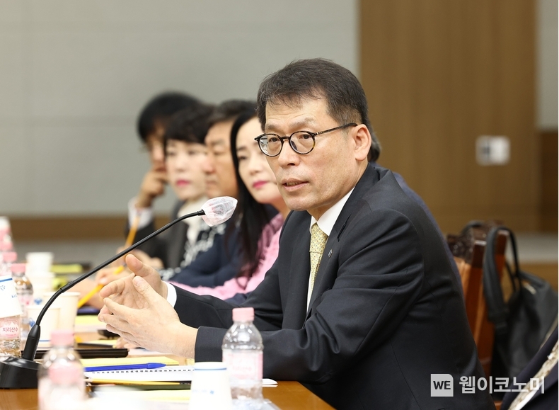 5일 대구상공회의소에서 열린 중소기업 현장 간담회에서 김성태 IBK기업은행장이 중소기업 대표들과 대화 하고 있는 모습. / 2024.11.05 (출처: IBK기업은행)