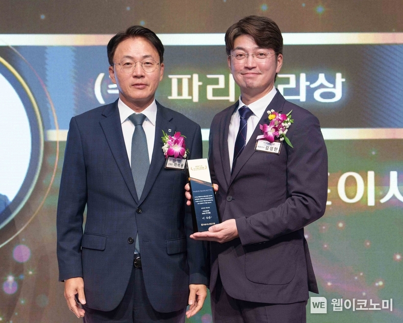 지난 5일 ㈜파리크라상이 국산 농산물을 활용한 제품을 선보이며 지역 농가 활성화에 앞장서 온 공로를 인정받아 NH농협은행이 주최하는 '제11회 자랑스런 농식품기업상'을 수상했다. 김성한 파리크라상 대표이사(우)와 이석용 농협은행장(좌)이 기념 사진 촬영을 하고 있다. / 2024.11.06 (출처: 파리크라상)