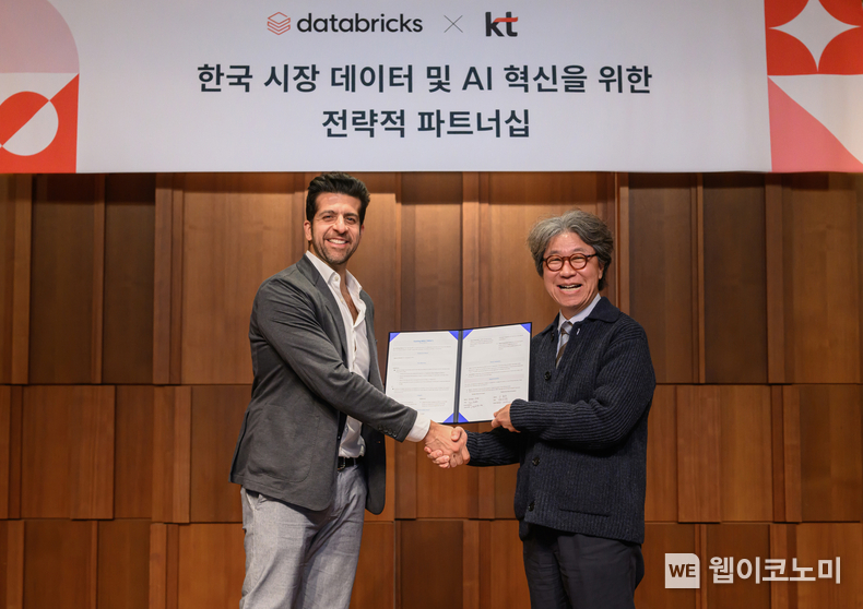 KT 오승필 기술혁신부문장(CTO)(왼쪽)과 데이터브릭스 아르살란 타바콜리 (Arsalan Tavakoli) 공동창립자 겸 필드 엔지니어링 총괄 수석 부사장(오른쪽)이 데이터∙AI 분야의 긴밀한 협력과 국내 AX 확산을 위한 업무협약을 체결하고 기념 사진을 촬영하고 있다. / 2024.11.06 (출처: KT)