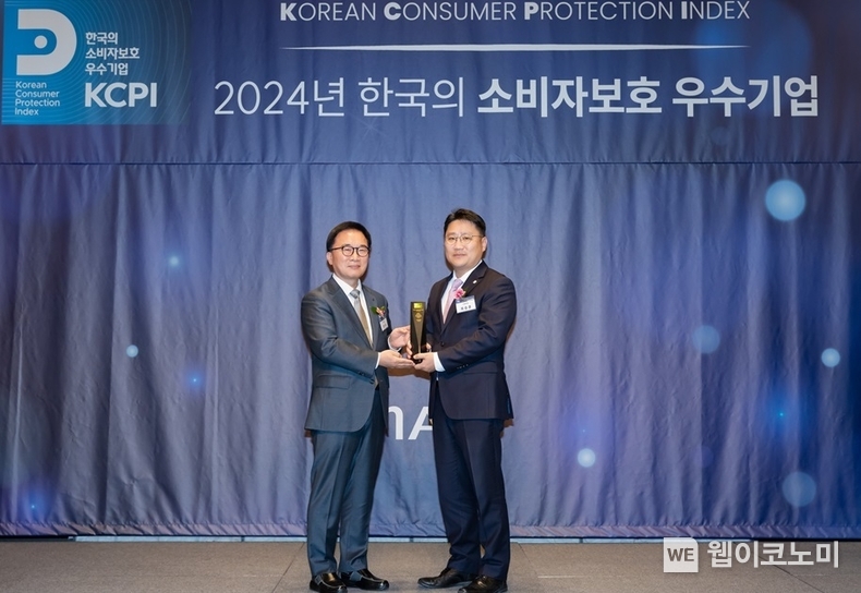 지난 5일 서울시 중구 더 플라자호텔에서 진행된 ‘2024년 한국의 소비자보호 우수기업’ 시상식에서 신한은행 소비자보호부 최승훈 부장(오른쪽), 한국능률협회컨설팅 한수희 대표이사가 기념촬영하는 모습. / 2024.11.06 (출처: 신한은행)