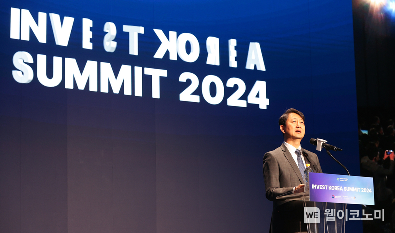 산업부와 KOTRA가 6일 개최한 국가 투자유치 IR 행사인 ‘Invest KOREA Summit 2024’의 IK 컨퍼런스에서 안덕근 산업부 장관이 축사를 하고 있다. / 2024.11.06 (출처: KOTRA)