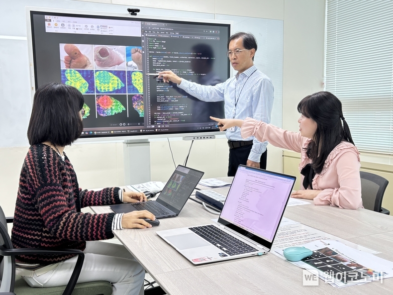 ETRI 연구진이 인공지능 기반 당뇨발 이미지 분석 기술 자기지도학습모델에 관하여 논의하는 모습. / 2024.11.07 (출처: ETRI)