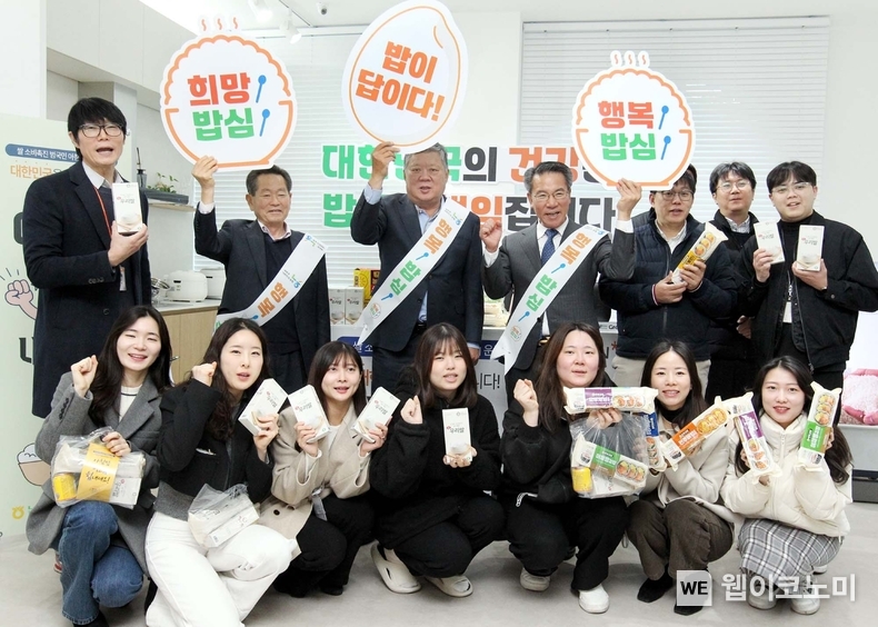 7일 서울 강남구 쿠첸 본사에서 농협과 쿠첸 임직원들이 아침밥 먹기 운동 기념사진을 촬영하고 있다. (뒷줄 왼쪽 두 번째부터 강문규 농협양곡 대표이사, 박재순 쿠첸 대표이사, 박서홍 농협경제지주 농업경제대표이사) / 2024.11.07 (출처: 농협)