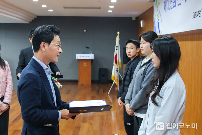 계룡장학재단(이사장 이승찬, 계룡건설 회장)은 11월 7일 오후 4시, 계룡건설 사옥에서 ‘제105회 전국체육대회 대전광역시 우수입상자 장학금 수여식’을 개최하였다. 이날 수여식에서 이승찬 이사장이 전국체전에 우수 입상한 대전시 고등·대학생 37명에게 장학금 1천2백6십만 원을 전달하고 격려하였다. / 2024.11.07 (출처: 계룡건설)