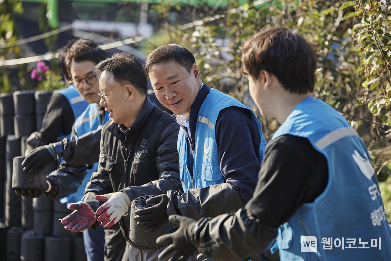 7일 서울 서초구 전원마을 비닐하우스 단지에서 허희수 SPC 부사장(오른쪽에서 둘째)을 비롯한 SPC 임직원들이 연탄 배달을 하고 있다. / 2024.11.08 (출처: SPC그룹)
