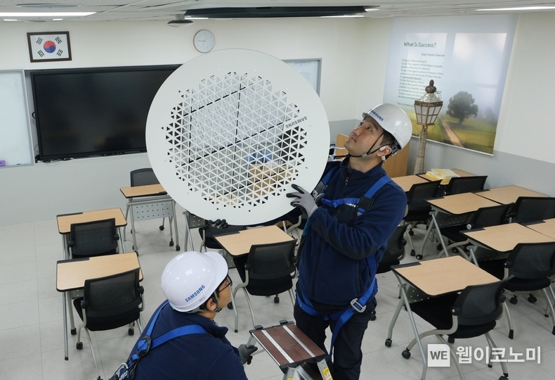 삼성전자서비스 엔지니어들이 수능 시험장에 설치된 삼성전자 시스템에어컨을 사전점검하는 모습. 2024.11.11 (출처: 삼성전자)