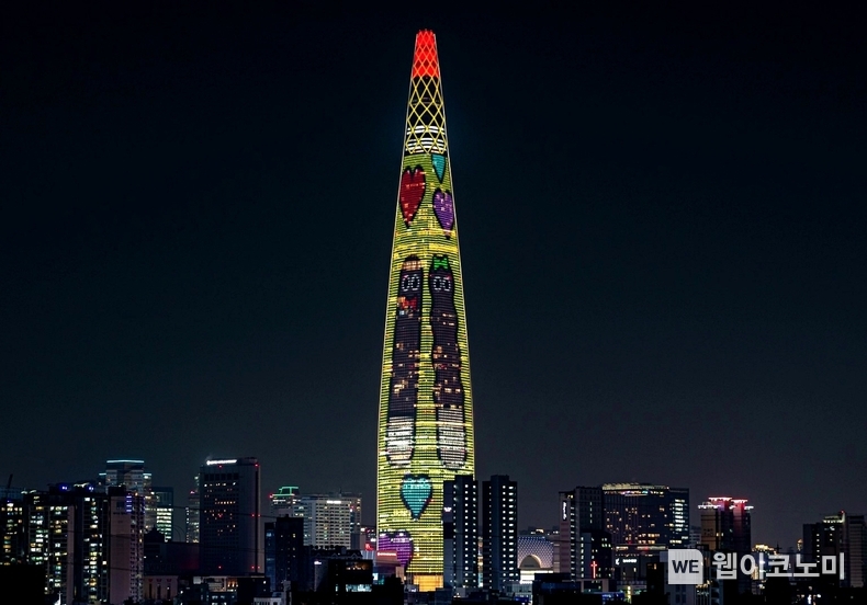 11월 11일 오후 6시부터 송출되는 롯데월드타워 빼빼로데이 미디어 파사드 / 2024.11.11 (출처: 롯데웰푸드)