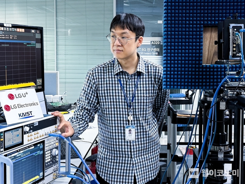 LG유플러스는 LG전자, KAIST가 6G R&D를 위해 설립한 LG전자-KAIST 6G연구센터와 함께 차세대 6G 통신 후보 주파수 대역에서 전파의 투과 및 반사 특성을 측정한 연구를 진행했다. 사진은 6G 연구센터 소속 연구원이 6G 후보 주파수 대역의 전파를 통한 신호를 측정하고 있는 모습. / 2024.11.11 (출처: LG유플러스)