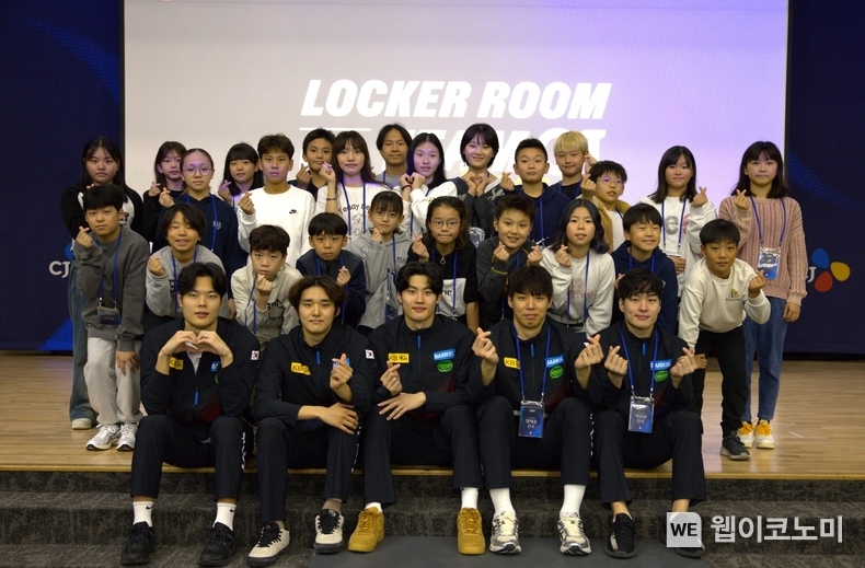 CJ 주최 ‘Locker Room with TEAMCJ’ 행사에 참석한 황선우가 유망주들에게 수영 레슨을 하고 있다. / 2024.11.11 (출처: CJ그룹)