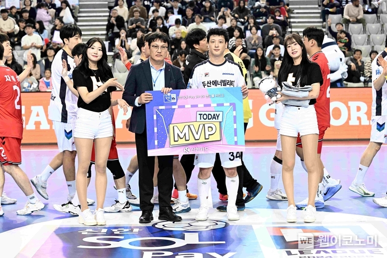 신한카드(사장 문동권)가 후원하는 ‘신한 SOL페이 24-25 핸드볼 H리그’가 지난 10일 서울 송파구 올림픽공원 핸드볼경기장에서 개막했다. 이날 열린 두산과 하남시청 경기에서 MVP로 뽑힌 두산의 강전구 선수(오른쪽)를 신한카드 박창훈 페이먼트그룹장이 시상하고있다. / 2024.11.11 (출처: 신한카드)