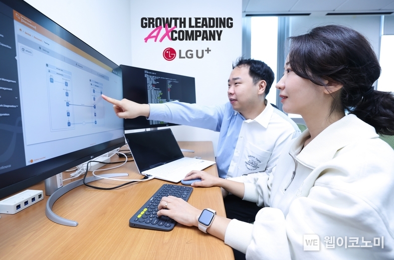 LG유플러스가 6G 시대를 열기 위한 필수 네트워크 기술 중 하나인 ‘전광형(All-Photonic) 트랜스포트 네트워크’를 실증했다. 사진은 LG유플러스 직원이 차세대 네트워크 기술을 연구하는 모습. / 2024.11.12 (출처: LG유플러스)