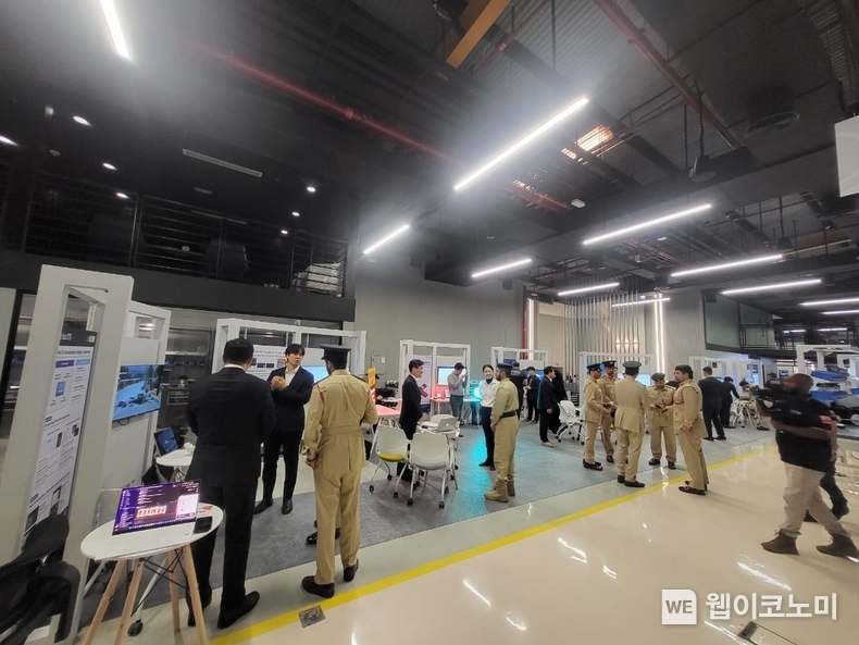 KOTRA가 11일 두바이 경찰과 함께 개최한 ‘KOTRA·두바이경찰 글로벌 수출테크 위크’에서 AI·자율주행 등 혁신기술기업이 전시 및 상담을 진행하고 있다. / 2024.11.12 (출처: KOTRA)