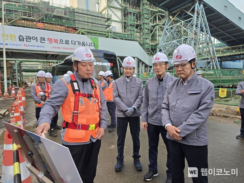 12일(화) 동서발전 당진발전본부를 방문한 권명호 동서발전 사장(오른쪽 첫번째)이 발전소 현장을 점검하며 현장안전경영활동을 하고 있는 모습 / 2024.11.13 (출처: 한국동서발전)