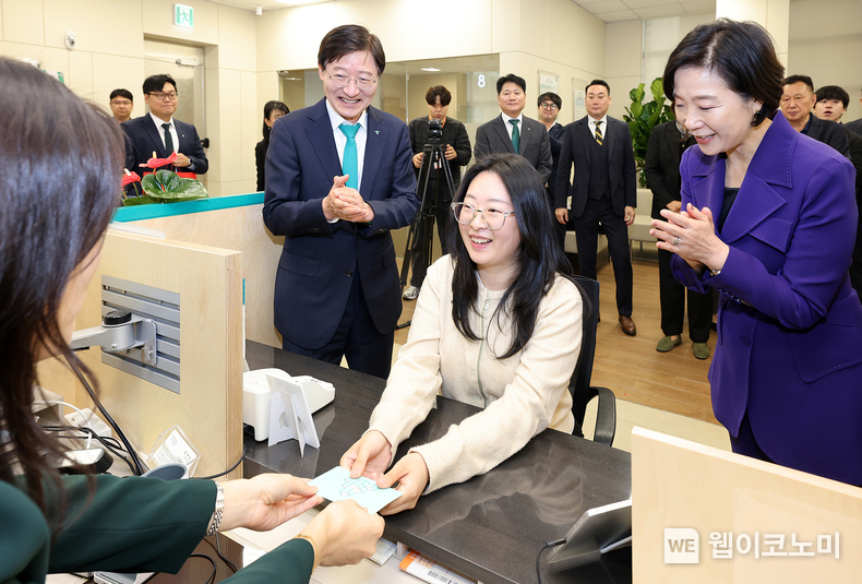 중소기업재직자 우대저축 1만번째 가입자가 오영주 중기부 장관(사진 오른쪽), 이승열 하나은행장(사진 왼쪽)과 함께 통장을 수령하고 있다. / 2024.11.13 (출처: 하나은행) 