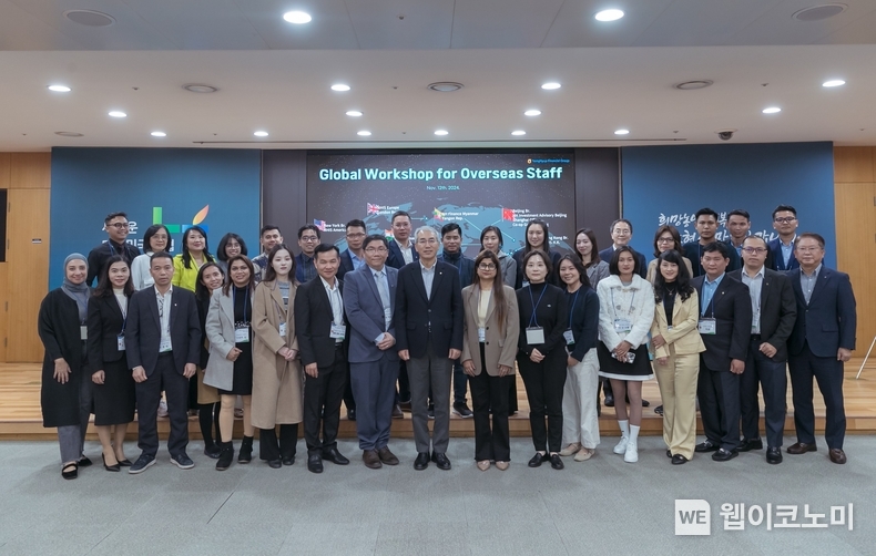 NH농협금융은 12일, 서울 중구 본사에서 2024년 농협금융 해외점포 우수직원 글로벌 워크숍을 개최했다. 이석준 NH농협금융지주 회장(앞줄 왼쪽에서 아홉 번째) 및 현지 우수직원들과 농협금융 임직원들이 기념촬영을 하고 있다. / 2024.11.14 (출처: NH농협금융)