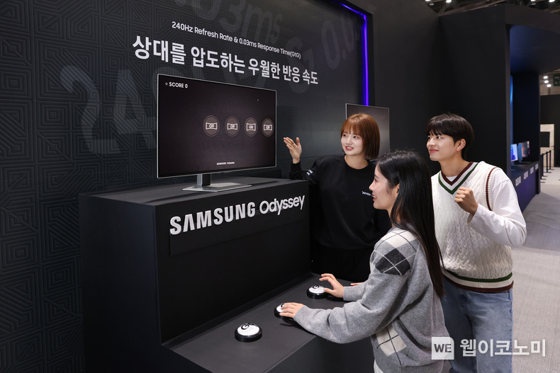 삼성전자 모델이 지스타 2024 오디세이 모니터 체험존 'All Ready. OLED'에서 오디세이 모니터의 높은 주사율을 경험할 수 있는 '동체 시력 테스트'를 체험하고 있다. / 2024.11.14 (출처: 삼성전자)