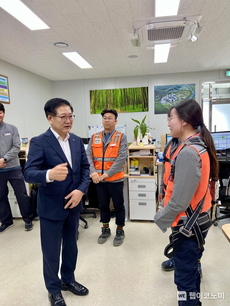 권명호 동서발전 사장이 음성건설본부 직원들에게 격려하고 있는 모습. / 2024.11.14 (출처: 한국동서발전)