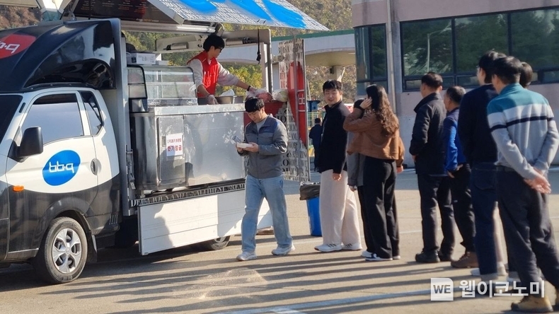 BBQ가 대한송유관공사 서울지사에서 행정안전부와 함께 _찾아가는 치킨릴레이_를 통해 치킨 100인분을 전달했다. / 2024.11.15 (출처: 제너시스BBQ)