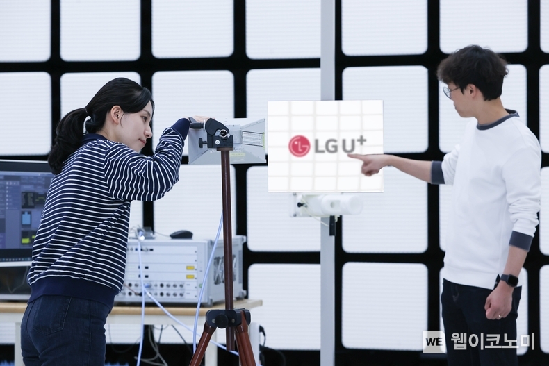 LG유플러스는 POSTECH 홍원빈 교수 연구팀, 정밀소재 전문기업 코닝(Corning)과 손잡고 차세대 6G 이동통신을 위한 ‘재구성 가능한 지능형 표면(RIS, Reconfigurable Intelligent Surface)’ 검증에 성공했다. 사진은 LG유플러스 직원들이 6G RIS의 성능을 시험하고 있는 모습. / 2024.11.15 (출처: LG유플러스)