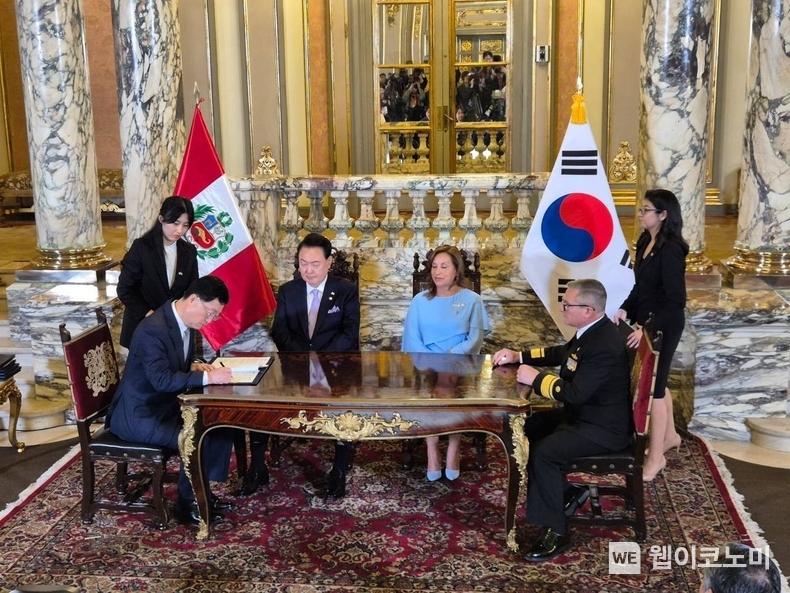 주원호 HD현대중공업 특수선사업대표와 세사르 베나비데스 페루 시마조선소 소장이 16일(현지시간) 페루 리마 대통령궁에서 윤석열 대통령과 디나 볼루아르테 페루 대통령이 임석한 가운데 잠수함 공동개발 MOU에 서명하고 있다. / 2024.11.18 (출처: HD현대)