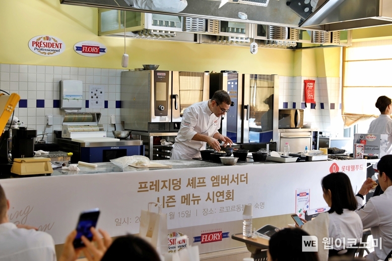 롯데웰푸드 글로벌 셰프 초청 베이킹 시연회에서 제레미 볼레스터 셰프가 시연을 보이고 있다 / 2024.11.18 (출처: 롯데웰푸드)