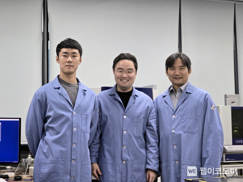(왼쪽부터) KAIST 신소재공학과 김연규 박사과정, 엄성문 박사과정, 홍승범 교수 / 2024.11.18 (출처: KAIST)