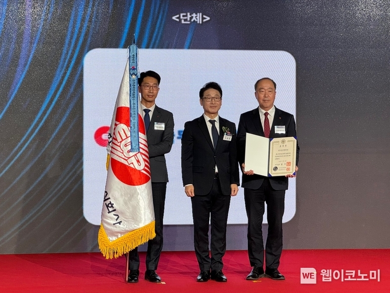 18일(월) 동서발전은 '2024년 한국에너지대상'에서 에너지효율향상분야 국무총리 표창 수상하고 기념사진을 촬영하는 모습 (왼쪽부터) 김태숭 동서발전 에너지효율화사업부 차장, 이호현 산업통상자원부 에너지정책실장, 남석열 동서발전 기획본부 본부장 / 2024.11.18 (출처: 한국동서발전(주))