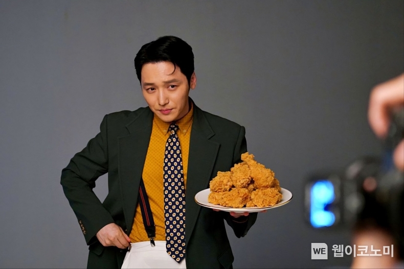 BBQ가 모델 변요한이 출연한 맵소디 의 광고 촬영 현장 비하인드 영상을 공개했다. / 2024.11.20 (출처: BBQ)