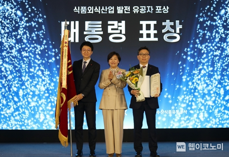 롯데칠성음료 러시아유럽팀 강영덕 팀장, 농림축산식품부 송미령 장관, 롯데칠성음료 이양수 글로벌사업본부장. / 2024.1120 (출처: 롯데칠성음료)