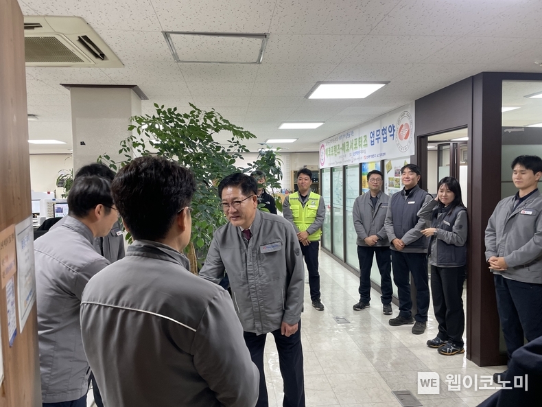권명호 동서발전 사장이 에너지전환을 위한 노력을 당부하기위해 일산발전본부에 방문한 모습. / 2024.11.20 (출처: 한국동서발전)