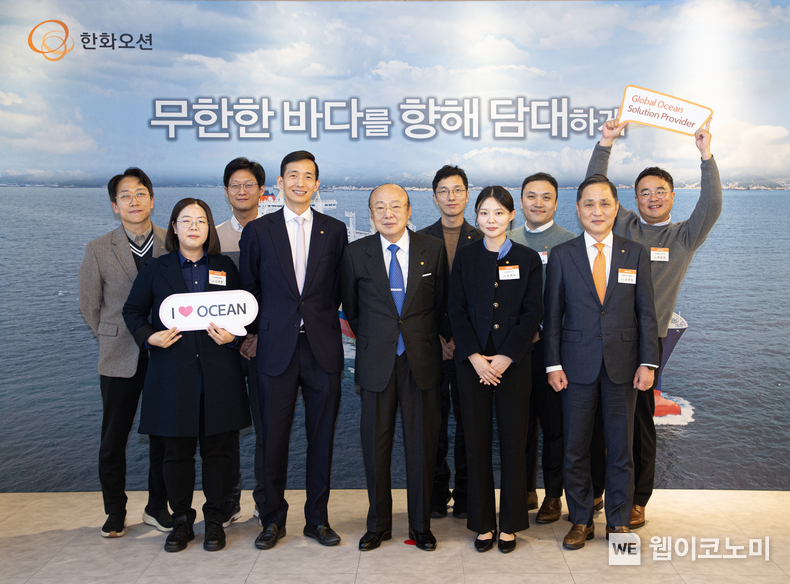 김승연 회장이 한화오션 시흥R&D캠퍼스를 방문해 임직원들과 오찬 후 기념촬영을 하고 있다. / 2024.11.20 (출처: 한화커뮤니케이션위원회)