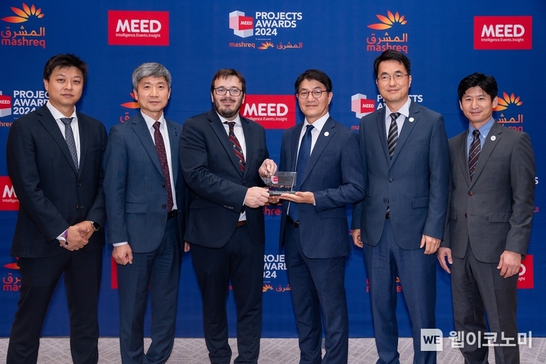 시상식에서 삼성E&A 및 MEED 시상식 관계자들이 기념촬영을 하고 있다. / 2024.11.21 (출처: 삼성E&A)