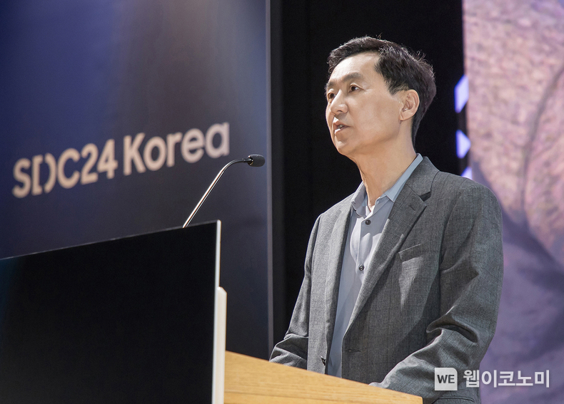 21일 진행된 '삼성 개발자 콘퍼런스 코리아 2024'에서 삼성전자 DX부문 최고기술책임자(CTO) 겸 삼성리서치장 전경훈 사장이 환영사를 하고 있다. / 2024.11.21 (출처: 삼성전자)