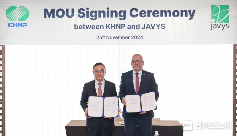 한수원이 25일 슬로바키아 야비스(JAVYS)와 원전해체 및 방폐물 분야 업무협약을 체결했다 (1번 사진 기준 (왼쪽) 황주호 한수원 사장 (오른쪽) 미로슬라브 오베르트(Miroslav Obert) 야비스(JAVYS) CEO / 2024.11.25 (출처: 한국수력원자력)