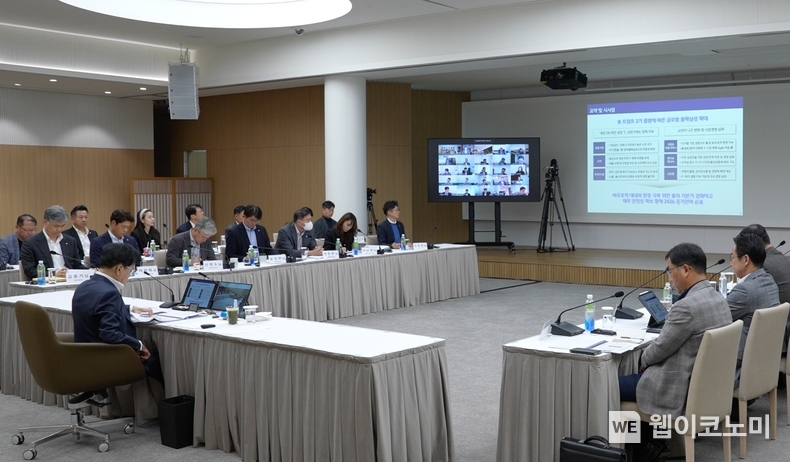 CJ그룹 이재현 회장(왼쪽 아래)과 계열사 CEO 등 주요 경영진들이 지난 20일 서울 중구 CJ인재원에서 '그룹 CEO 경영회의'를 진행하고 있다. / 2024.11.25 (출처: CJ그룹)