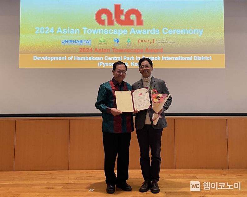 이용주 LH 도시경관처장(오른쪽)이 지난 18일 일본 후쿠오카에서 개최된 ‘2024아시아도시경관상’에서 본상을 수상한 뒤 기념촬영을 하고 있다. / 2024.11.25 (출처: 한국토지주택공사)