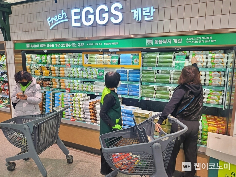 그랑그로서리 도곡점 프리미엄 계란 매대, 풀무원 브랜드 진열대 / 2024.11.26 (출처: 롯데쇼핑)