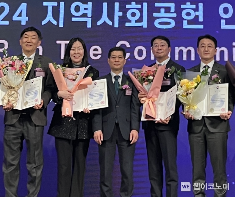 신한카드(사장 문동권)는 27일 오전 서울 용산구 서울드래곤시티에서 열린 『2024년 지역사회공헌 인정의 날』 ‘지역사회공헌 인정제’ 시상식에서 6년 연속 인정기업으로 선정됨과 동시에 보건복지부장관상을 수상했다고 밝혔다. 신한카드 박희철 브랜드전략본부장(오른쪽에서 두번째)이 보건복지부 은성호 인구사회서비스정책실장(가운데)과 함께 수상 기념사진을 찍고 있다. / 2024.11.27 (출처: 신한카드)