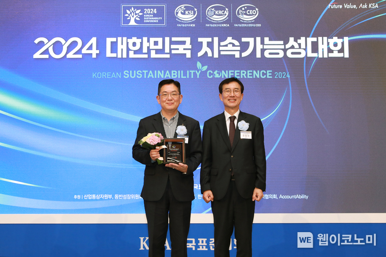 NH투자증권이 ‘2024 대한민국 지속가능성대회’에서 ‘대한민국 지속가능성 보고서상’을 수상했다. (왼쪽부터) 한국표준협회 문동민 회장, ESG추진부 부장, NH투자증권 최홍석 / 2024.11.28 (출처: NH투자증권)