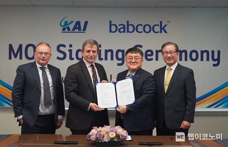 KAI- Babcock MOU 체결 기념사진 (오른쪽부터 KAI 강구영 사장, 조우래 부문장, Babcock 마크 골드삭 총괄, CEO 데이비드 락우드) / 2024.11.28 (출처: KAI)