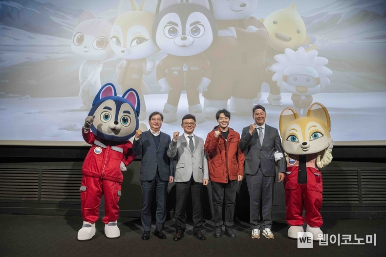 11월 28일 용산CGV에서 진행된 글로벌 애니메이션 <폴라레스큐: 슈퍼가디언즈>에서 참석자들이 기념사진을 촬영하고 있다.<br>
(좌측부터 S-OIL 서정규 국내영업본부장, S-OIL 안종범 마케팅총괄 사장, 우경민 감독, 에이컴즈 이상석 대표) / 2024.11.29 (출처: S-OIL)