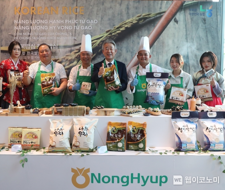 강호동 농협중앙회장(왼쪽에서 네번째)은 지난 28일 베트남 하노이 한인마트(더마켓)에서 한국 농식품 소비촉진 행사를 진행하고 있다. / 2024.11.29 (출처: 농협)