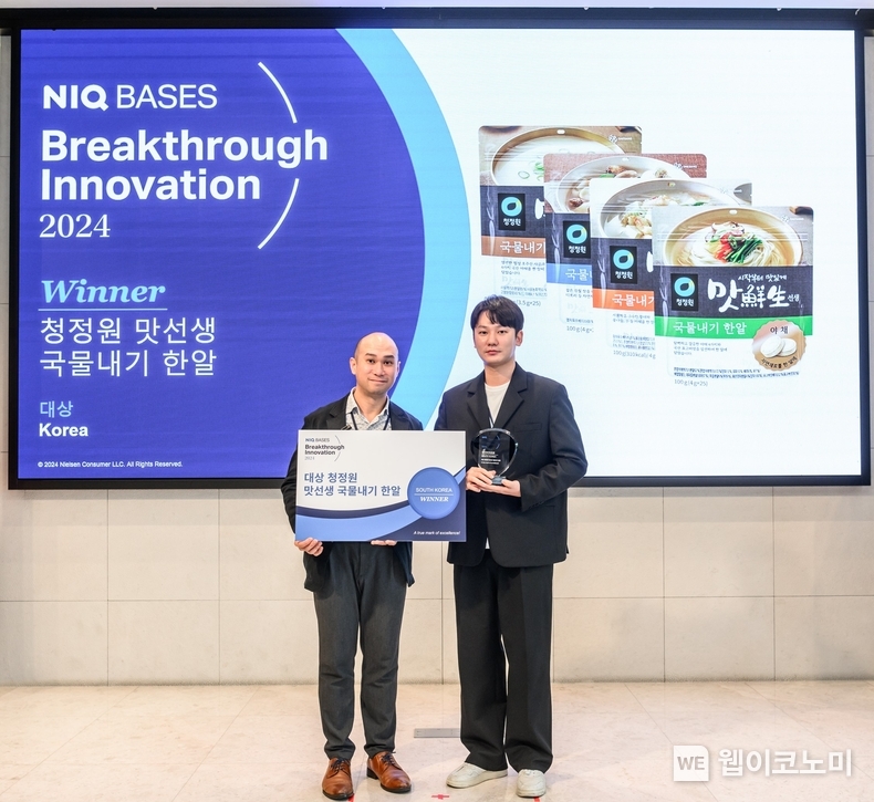 지난 7일 서초구 엘타워에서 열린 ‘NIQ 2024 혁신신제품대상(NIQ Breakthrough Innovation Award 2024)’ 시상식에서 (왼쪽부터) 토마스 푼(Thomas Pun) 닐슨아이큐 BASES사업부 동아시아지역 커머셜 리더, 이명훈 대상㈜ 시즈닝팀 PM이 기념촬영을 하고 있다. / 2024.11.29 (출처: 대상)